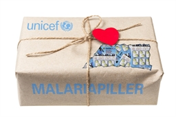 Verdensgave med brunt indpakningspapir og baand om med malariamedicin i