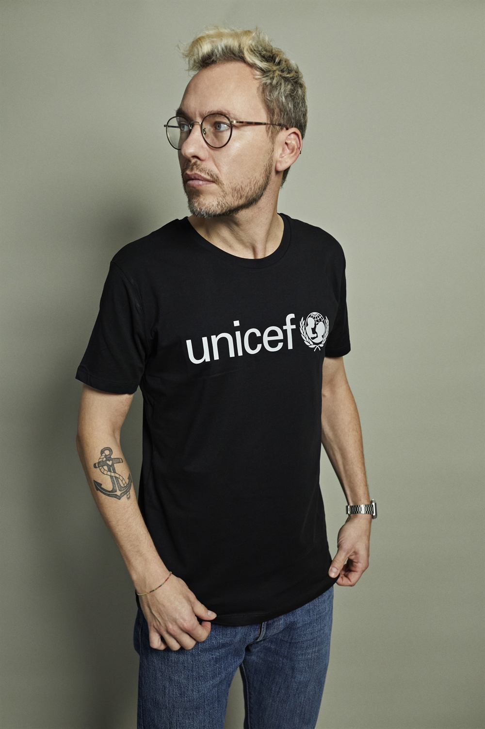 Køb sort UNICEF t-shirt | UNICEF Danmark
