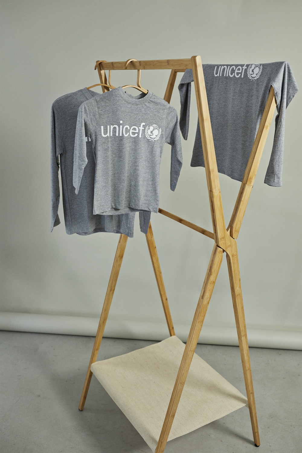 teenager Leia skyde Køb lækker grå UNICEF trøje til børn i 100% jersey bomuld | UNICEF Danmark