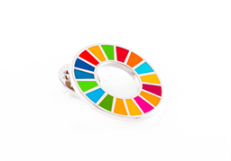 Rund pin med de 17 farver, der hver repraesenterer et SDG mål.